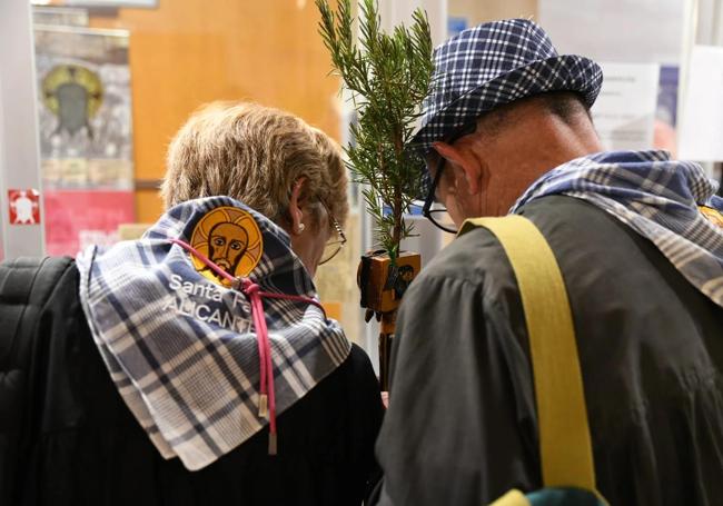 Two people with the traditional herb scarf.