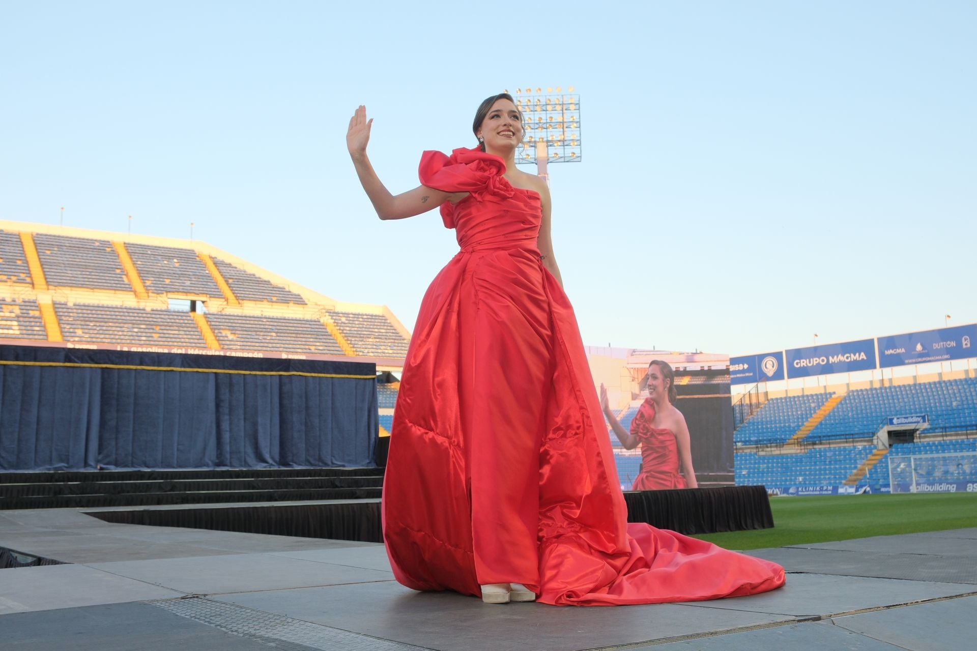 Las candidatas a bellea del foc de Alicante lucen sus mejores galas en la pasarela