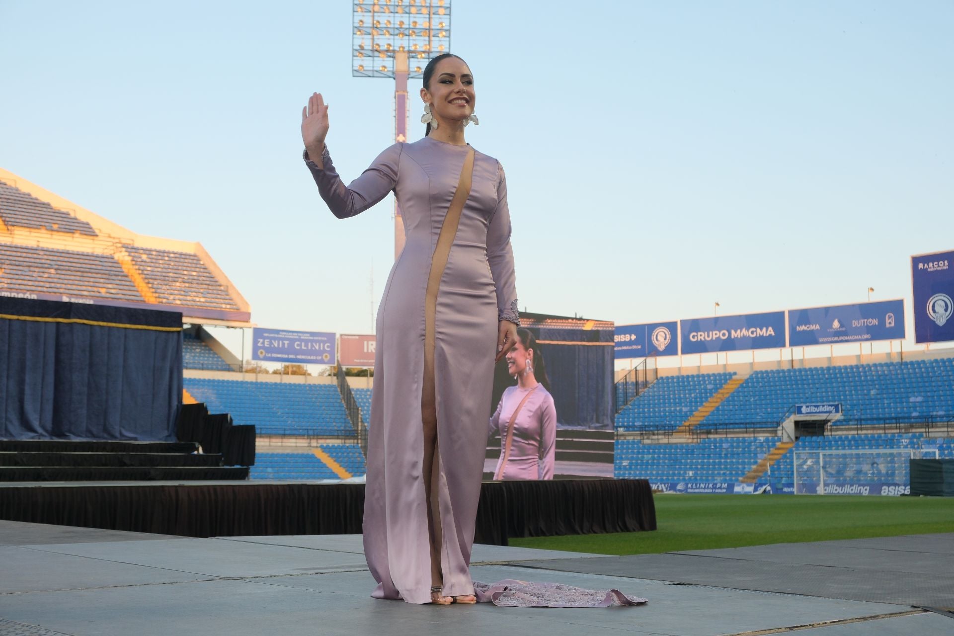 Las candidatas a bellea del foc de Alicante lucen sus mejores galas en la pasarela