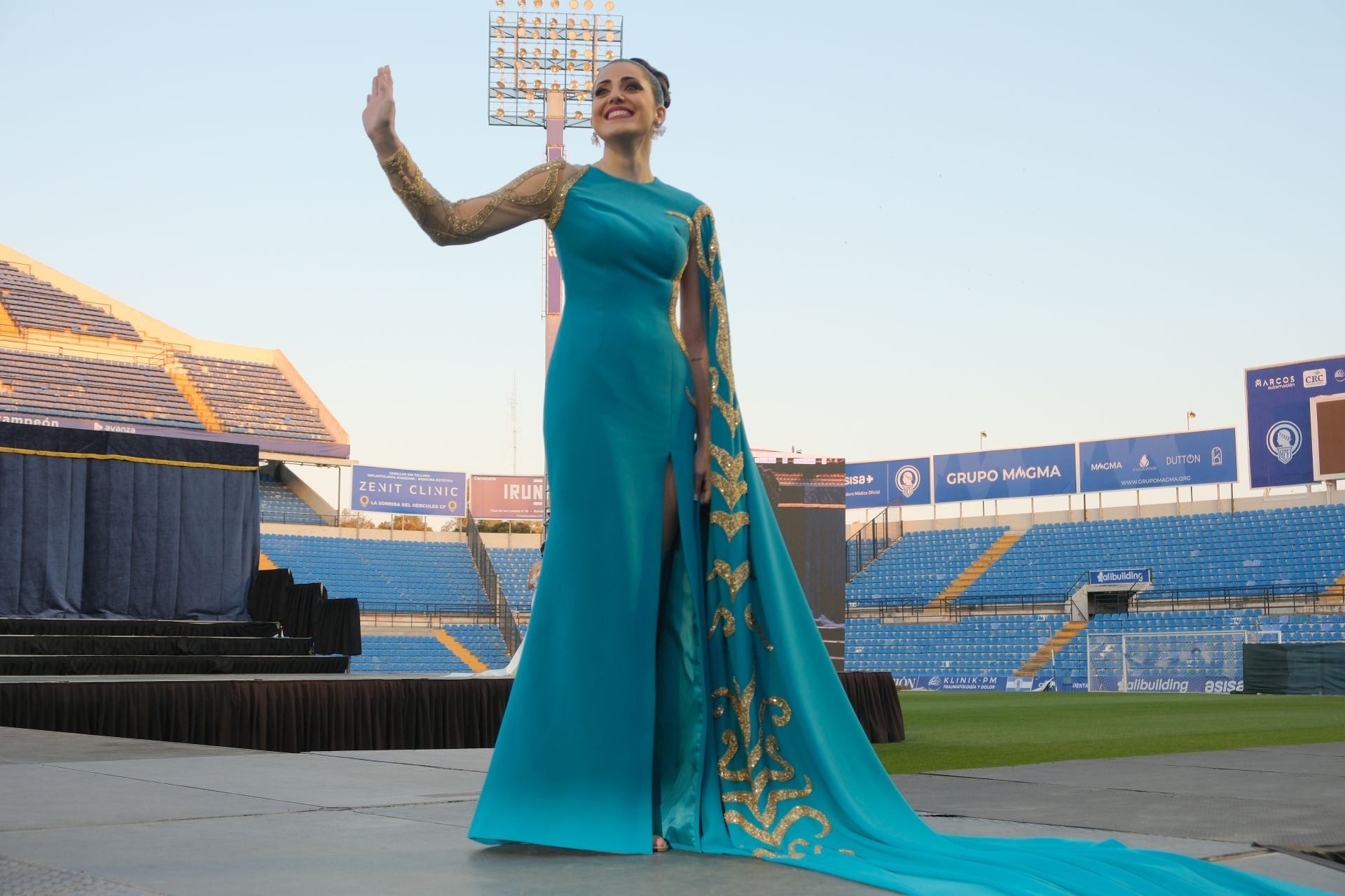 Las candidatas a bellea del foc de Alicante lucen sus mejores galas en la pasarela