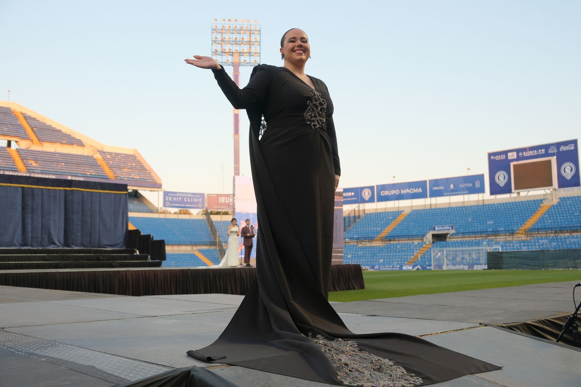 Las candidatas a bellea del foc de Alicante lucen sus mejores galas en la pasarela