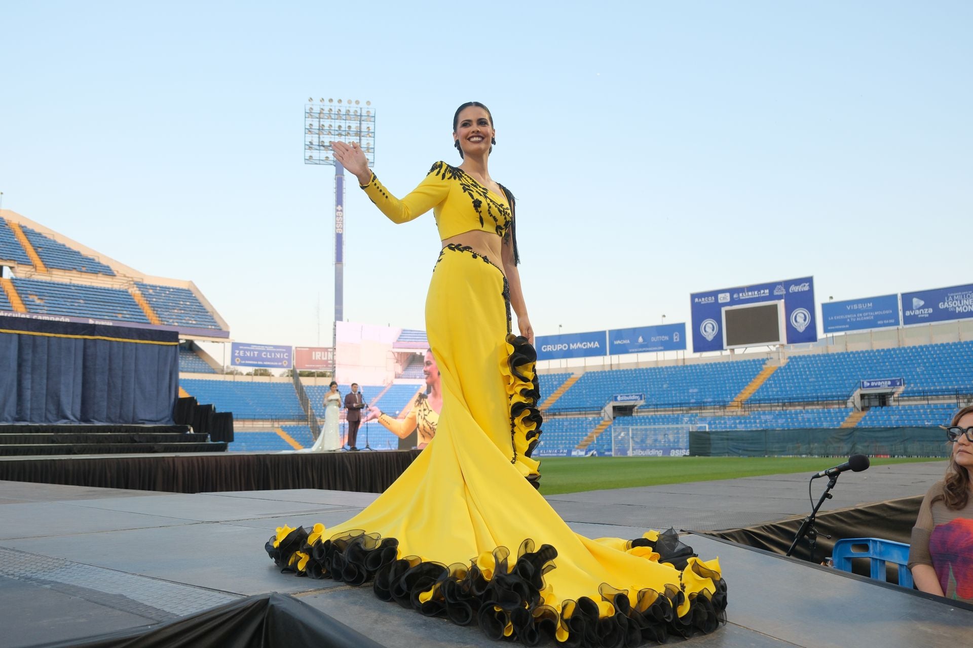 Las candidatas a bellea del foc de Alicante lucen sus mejores galas en la pasarela