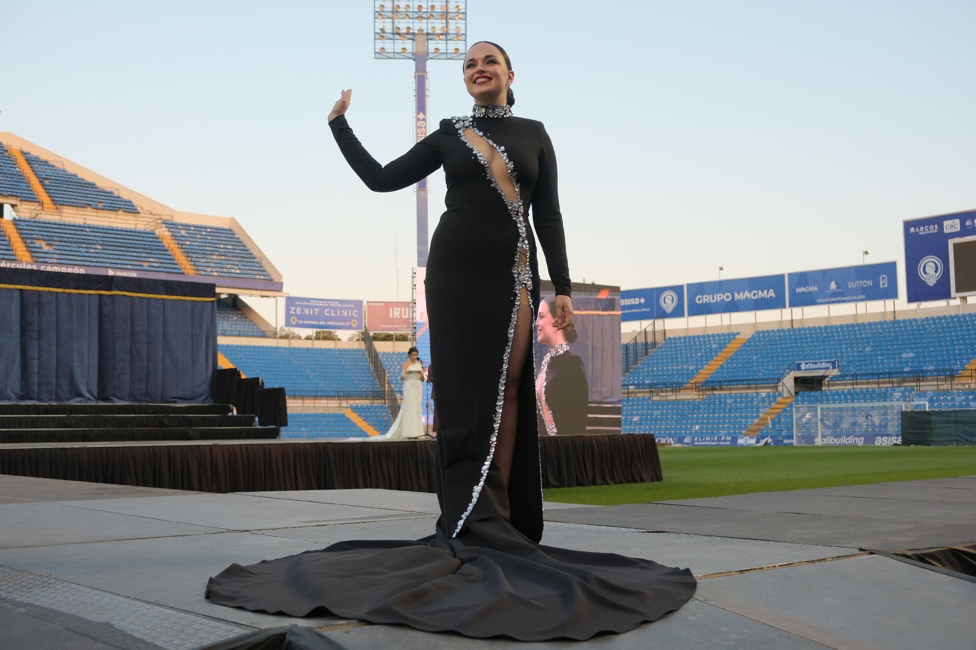 Las candidatas a bellea del foc de Alicante lucen sus mejores galas en la pasarela
