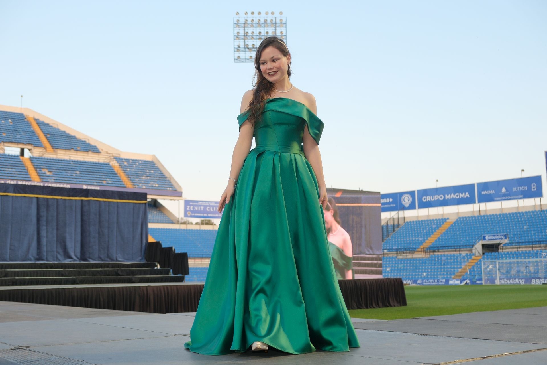 Las candidatas a bellea del foc de Alicante lucen sus mejores galas en la pasarela