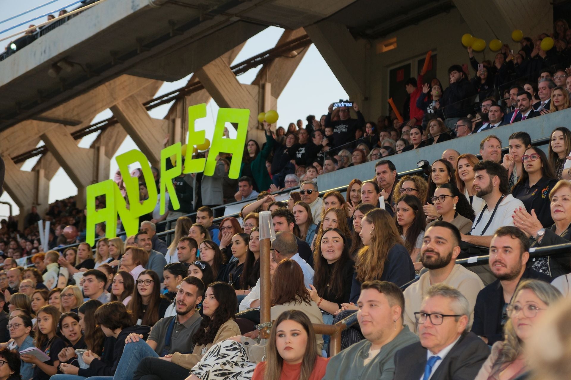 Las candidatas a bellea del foc de Alicante lucen sus mejores galas en la pasarela