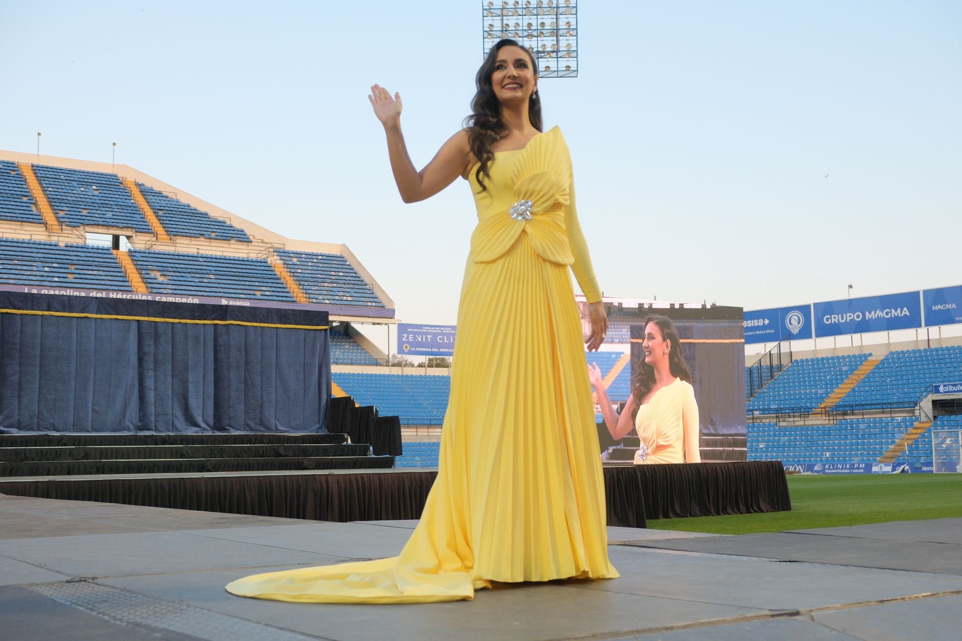 Las candidatas a bellea del foc de Alicante lucen sus mejores galas en la pasarela