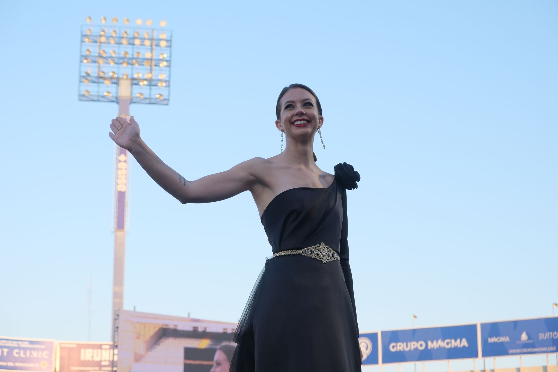 Las candidatas a bellea del foc de Alicante lucen sus mejores galas en la pasarela