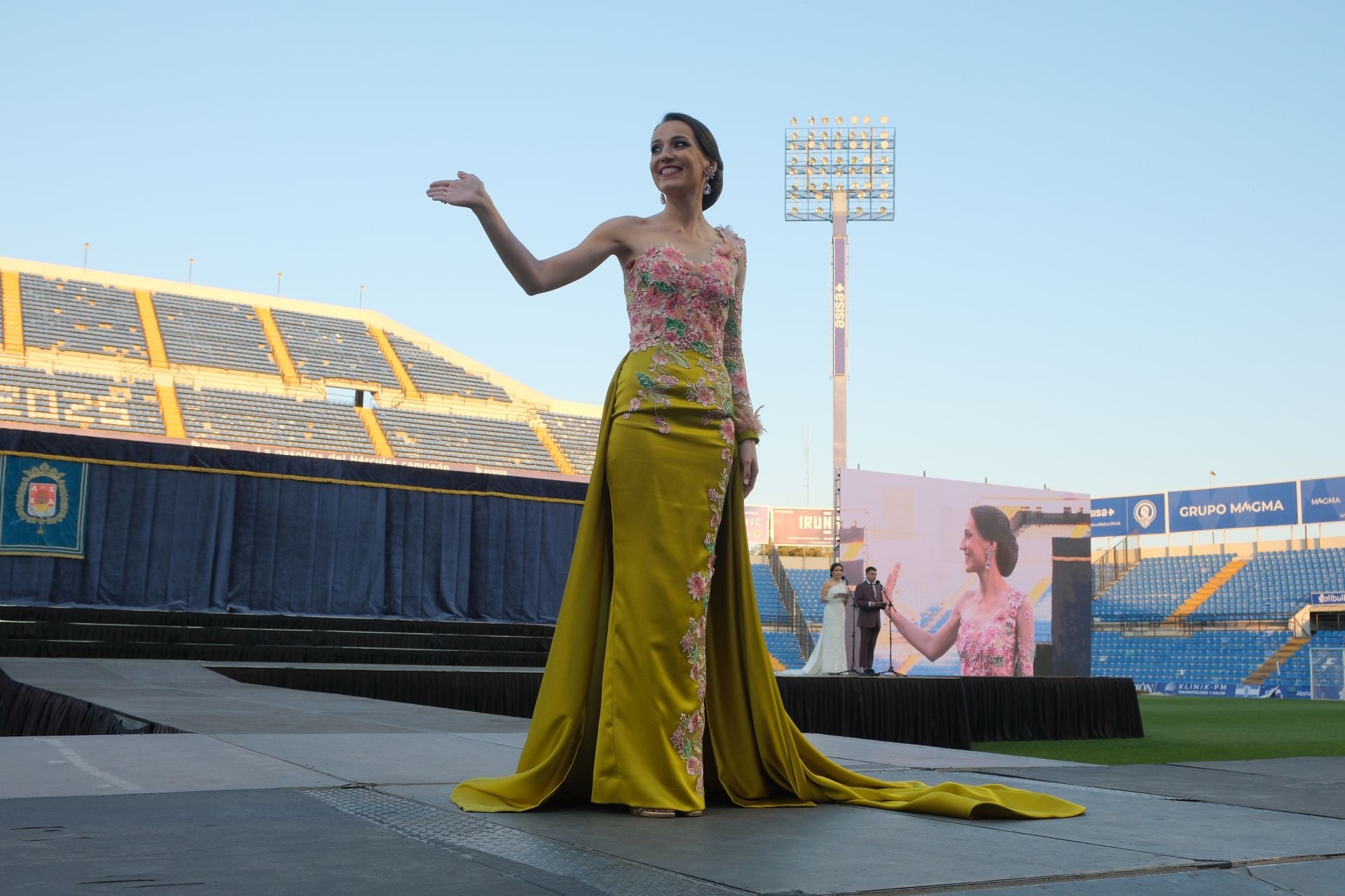 Las candidatas a bellea del foc de Alicante lucen sus mejores galas en la pasarela