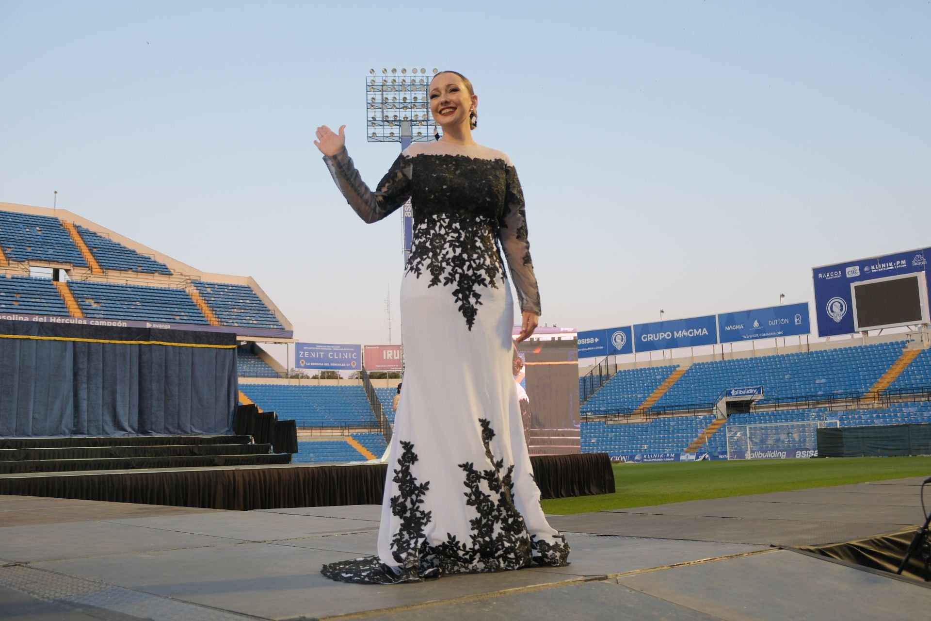 Las candidatas a bellea del foc de Alicante lucen sus mejores galas en la pasarela