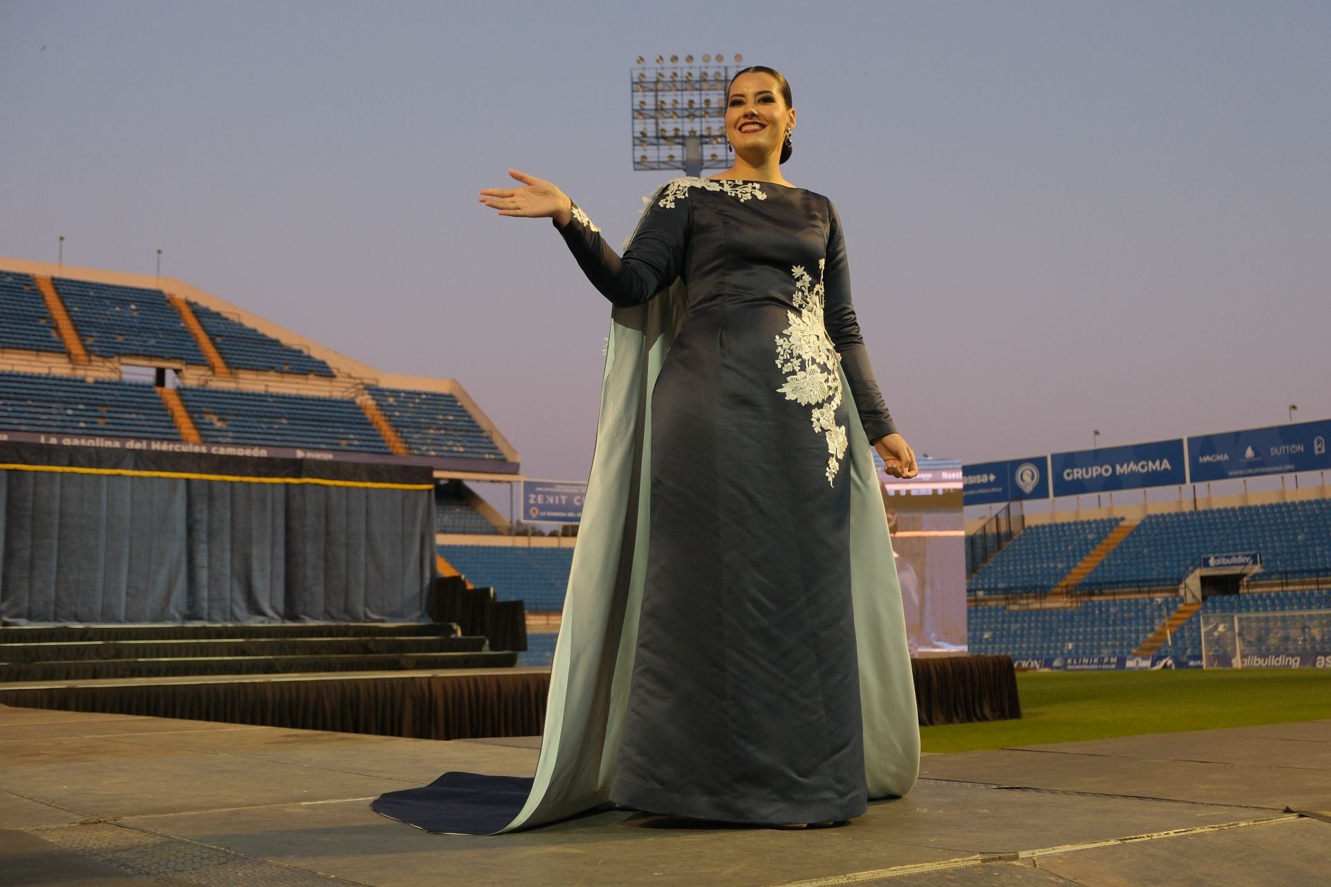 Las candidatas a bellea del foc de Alicante lucen sus mejores galas en la pasarela