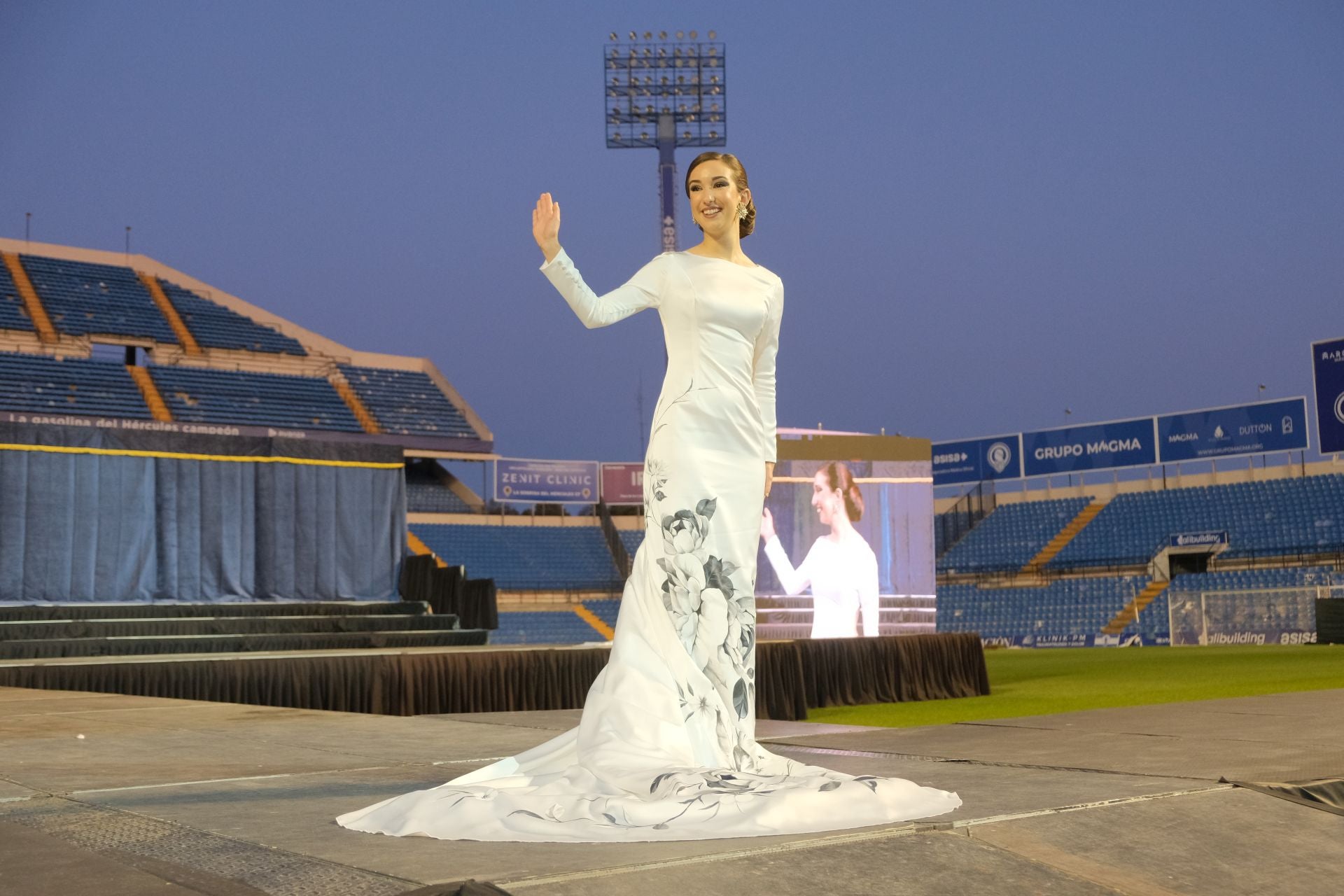 Las candidatas a bellea del foc de Alicante lucen sus mejores galas en la pasarela