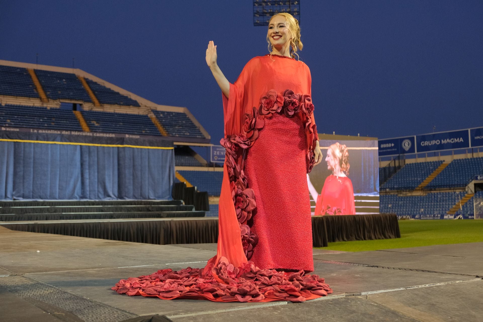 Las candidatas a bellea del foc de Alicante lucen sus mejores galas en la pasarela