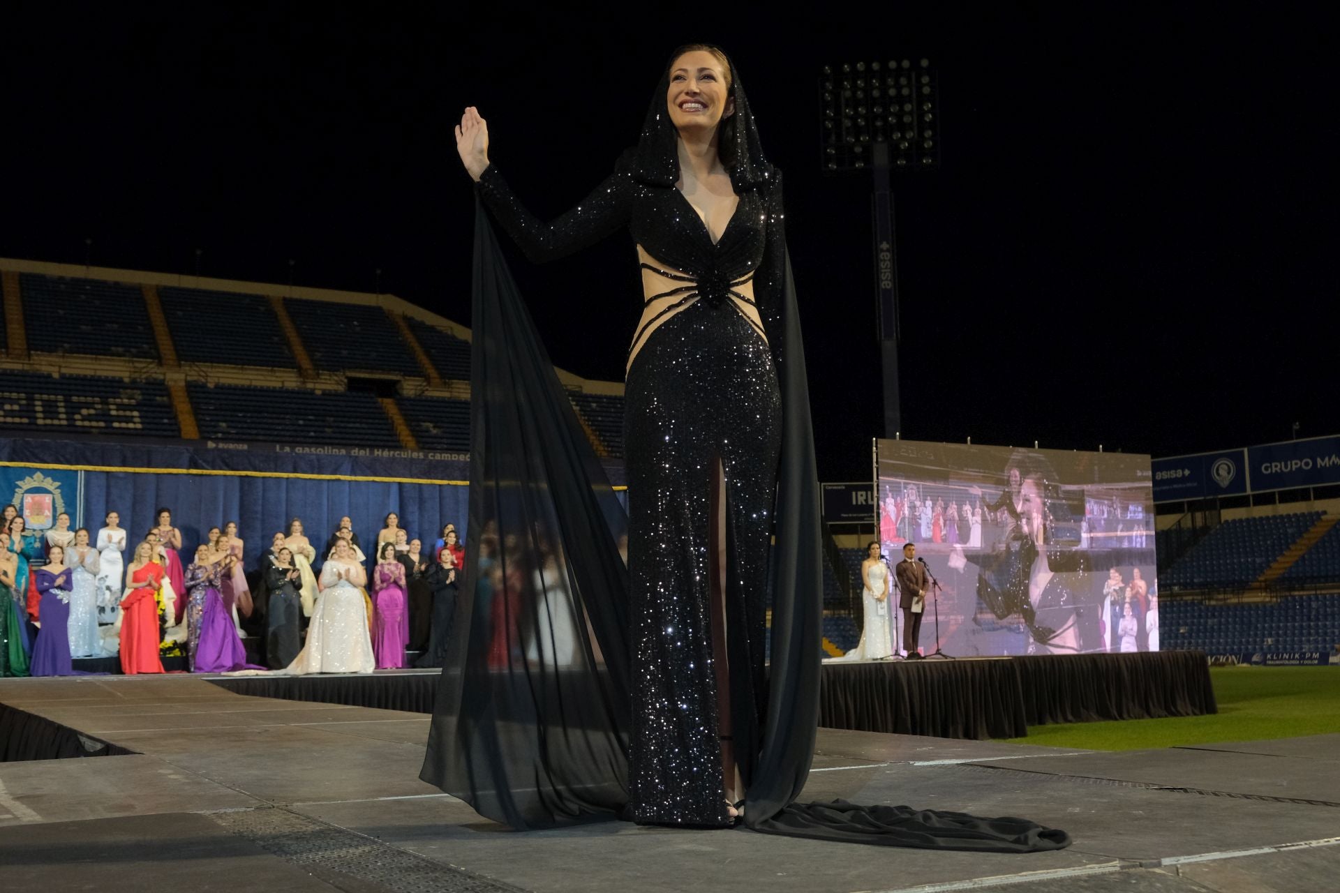 Las candidatas a bellea del foc de Alicante lucen sus mejores galas en la pasarela