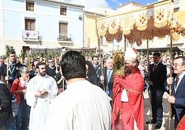 El obispo José Ignacio Munilla saca la Faz Divina.