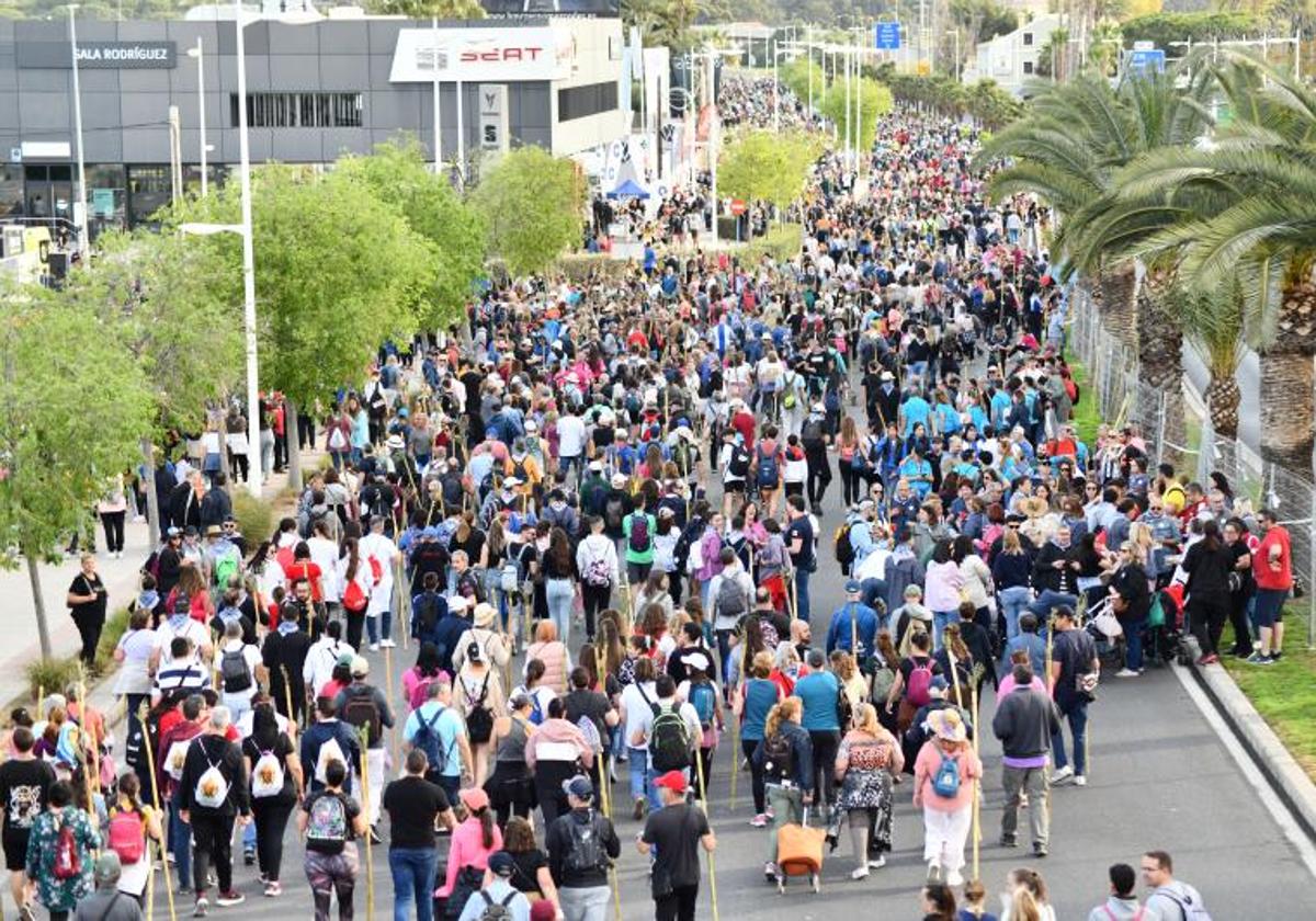 Romeros de camino a la Santa Faz.
