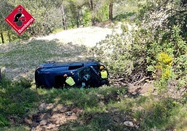 Coche accidentado cerca de la presa de Guadalest.