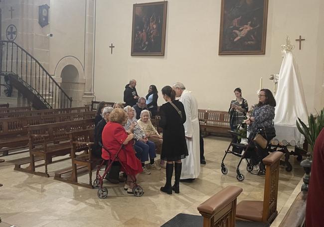 El capellán Miguel Ángel Cremades con un grupo de fieles en el monasterio.