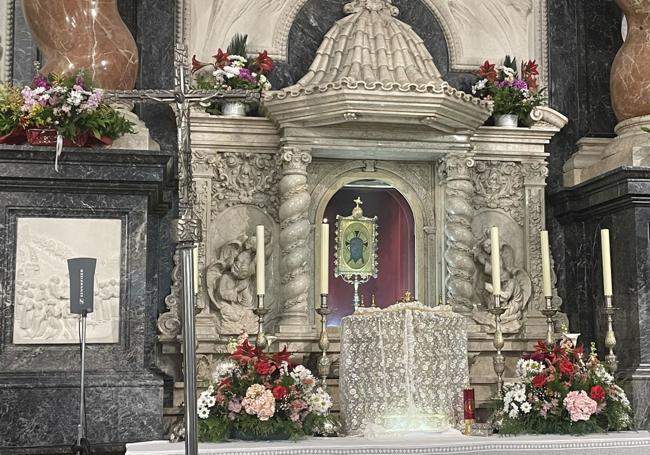 La Reliquia en el altar principal del monasterio.
