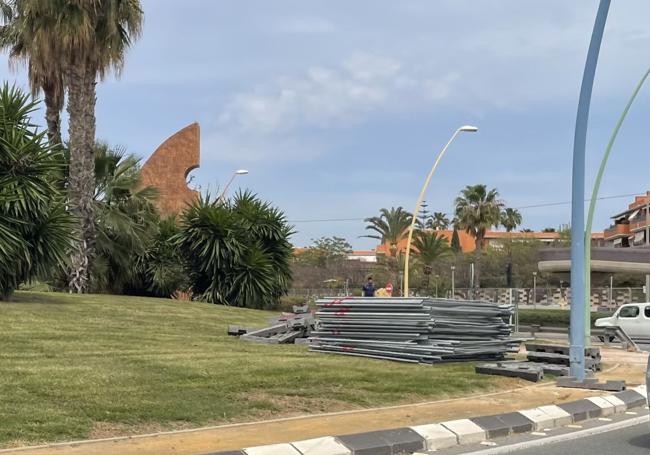 Vallas en la rotonda de la Santa Faz de Alicante.