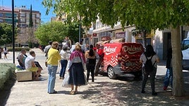 La radio de un coche de reparto, clave para informar en las calles a los alicantinos