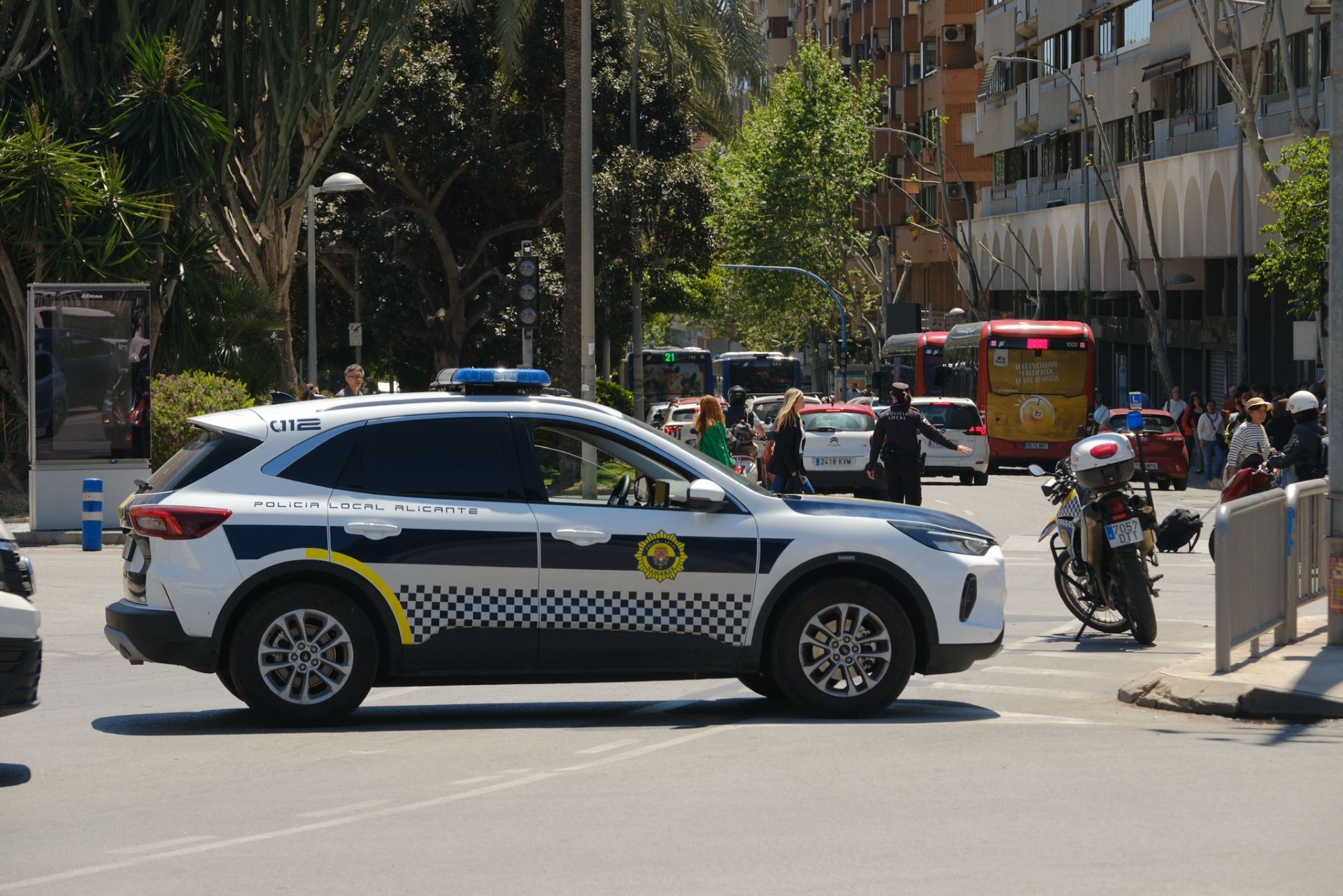 Colas en gasolineras, terrazas llenas y supermercados vacíos: las insólitas imágenes que deja el apagón en Alicante