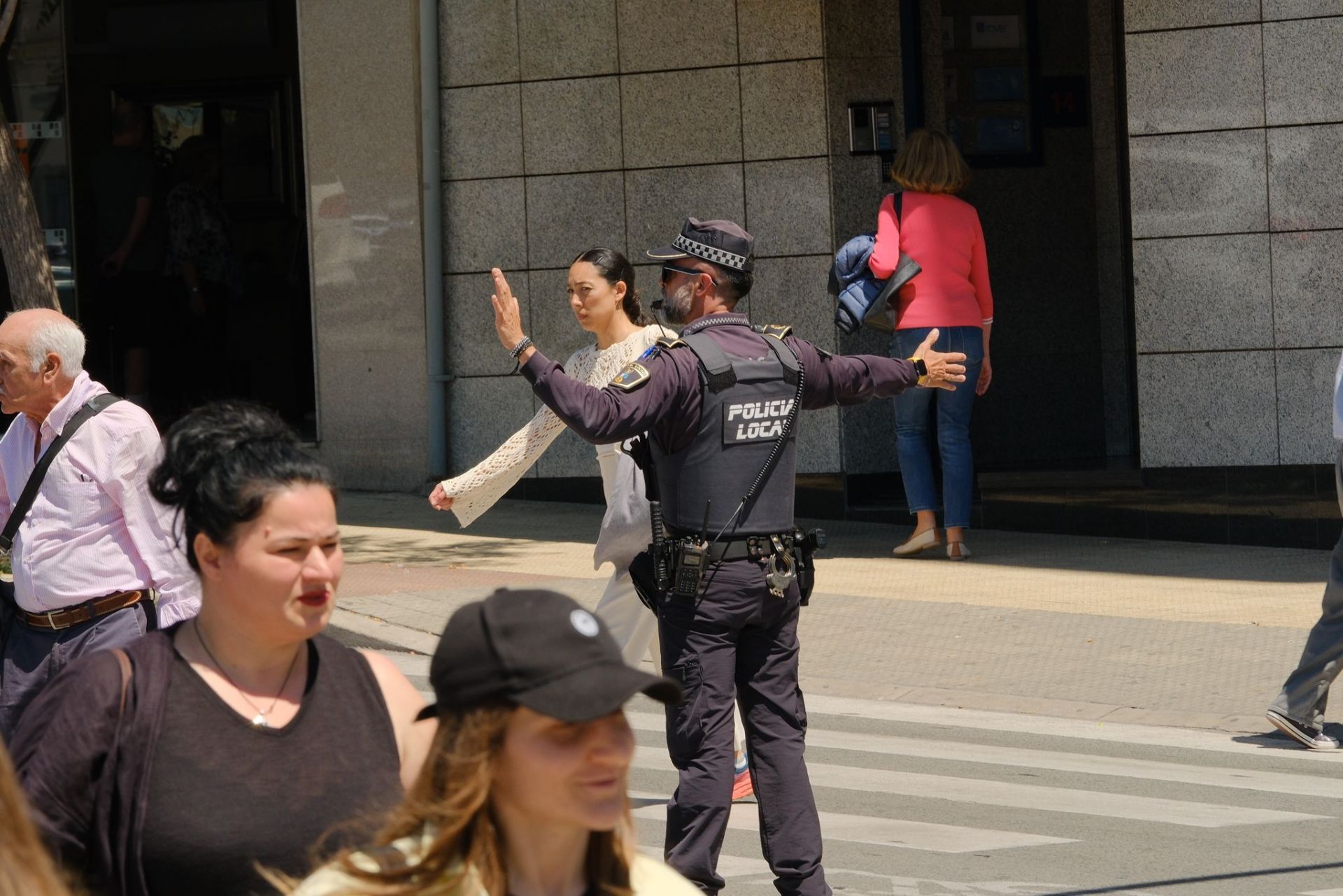 Colas en gasolineras, terrazas llenas y supermercados vacíos: las insólitas imágenes que deja el apagón en Alicante