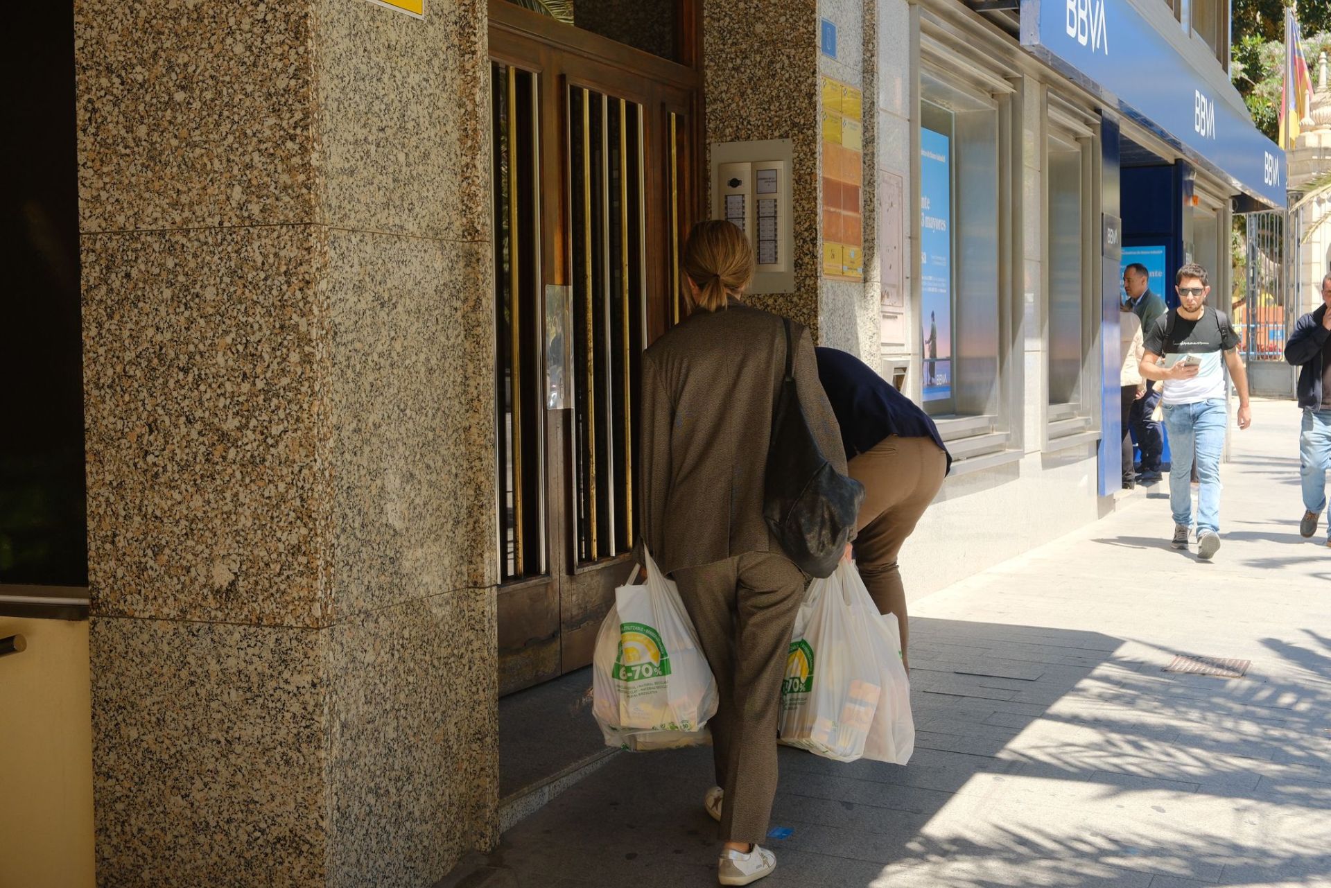 Colas en gasolineras, terrazas llenas y supermercados vacíos: las insólitas imágenes que deja el apagón en Alicante