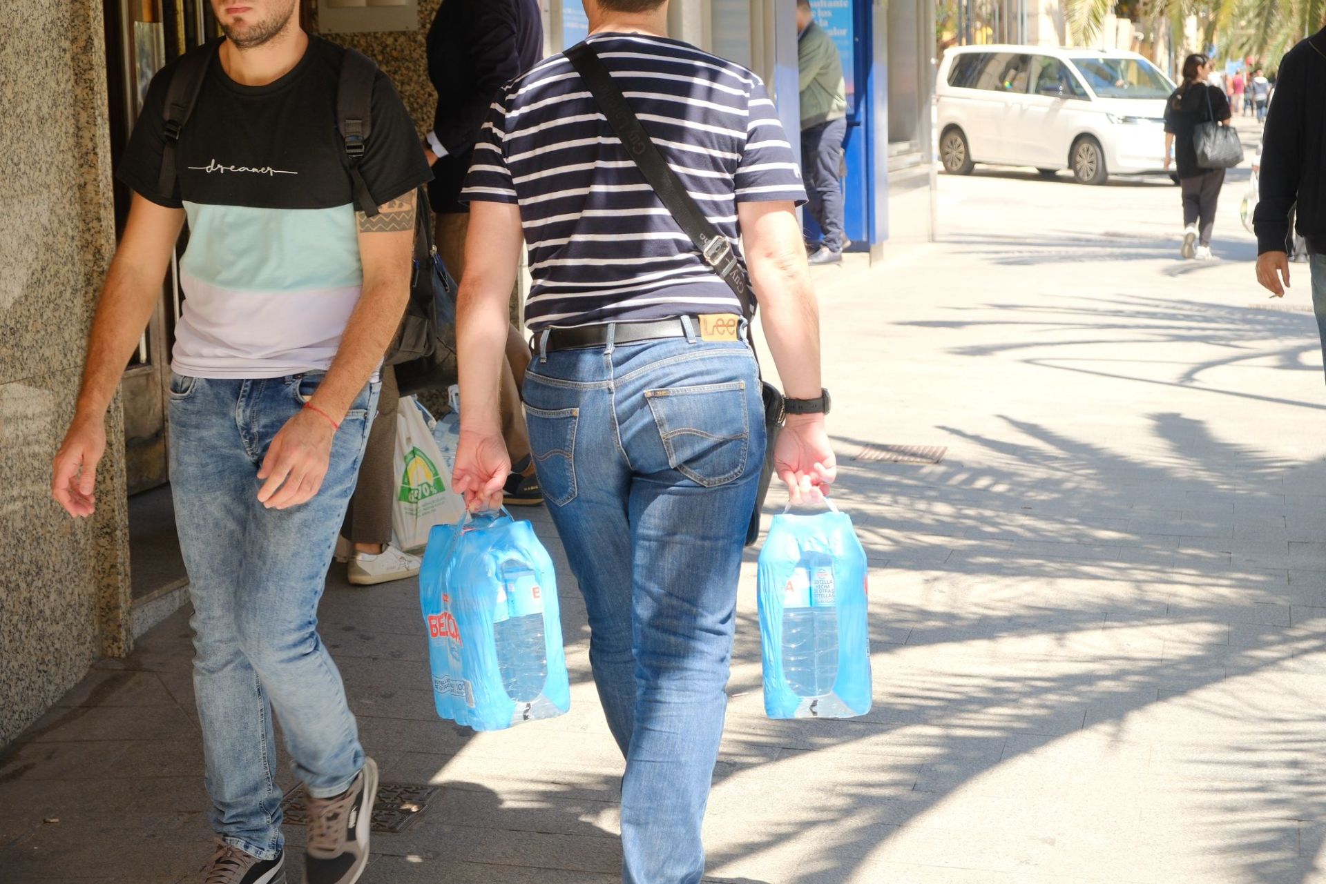 Colas en gasolineras, terrazas llenas y supermercados vacíos: las insólitas imágenes que deja el apagón en Alicante