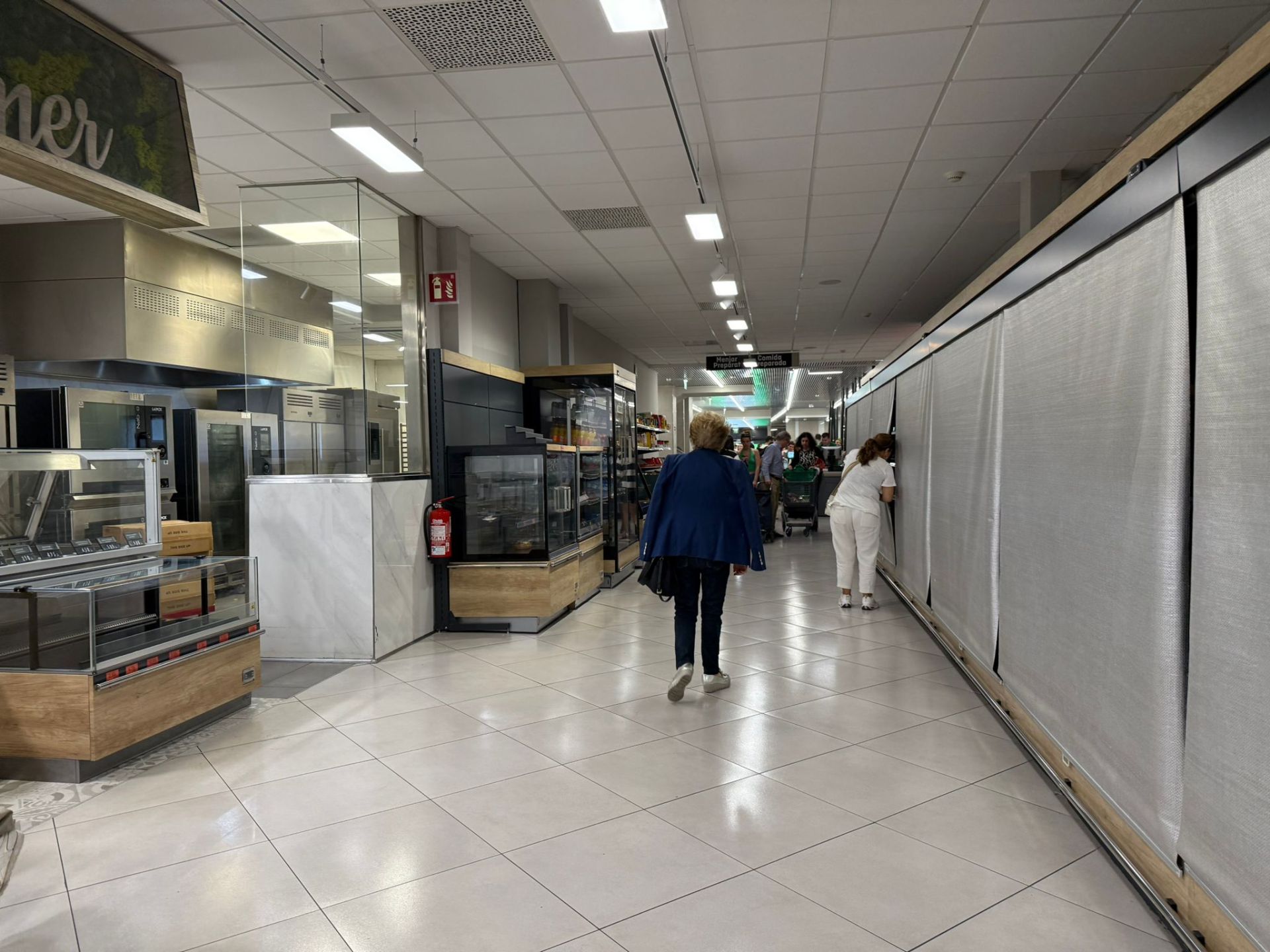 Colas en gasolineras, terrazas llenas y supermercados vacíos: las insólitas imágenes que deja el apagón en Alicante