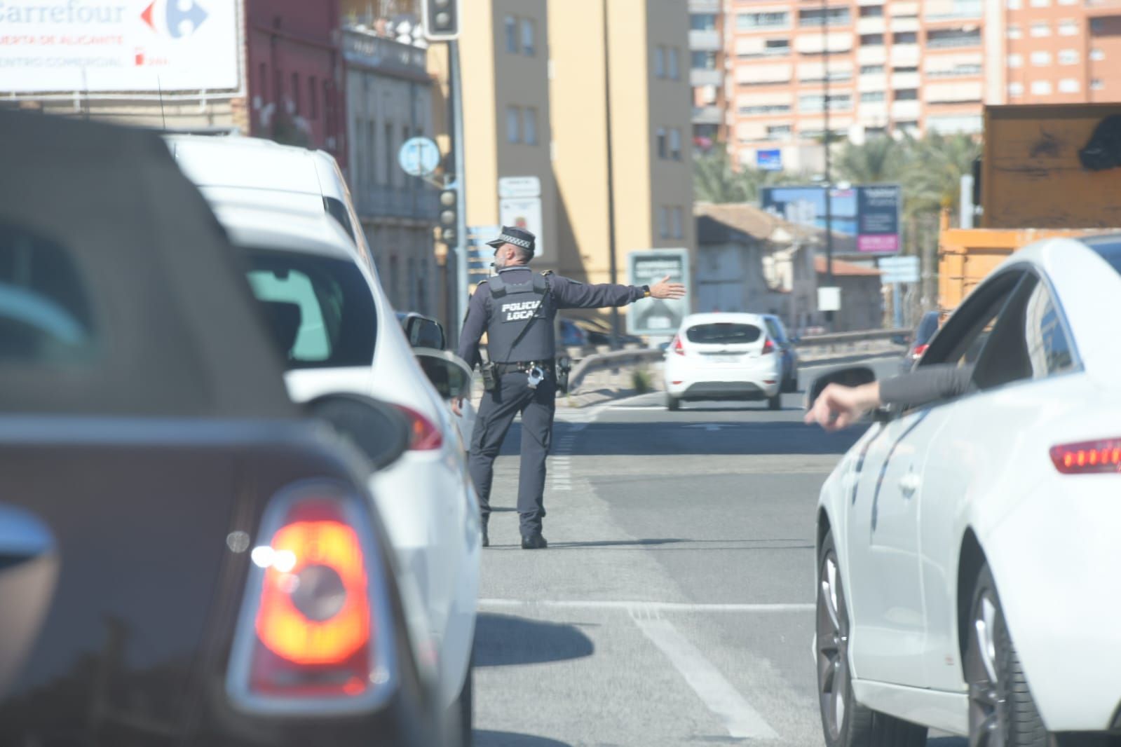 Colas en gasolineras, terrazas llenas y supermercados vacíos: las insólitas imágenes que deja el apagón en Alicante