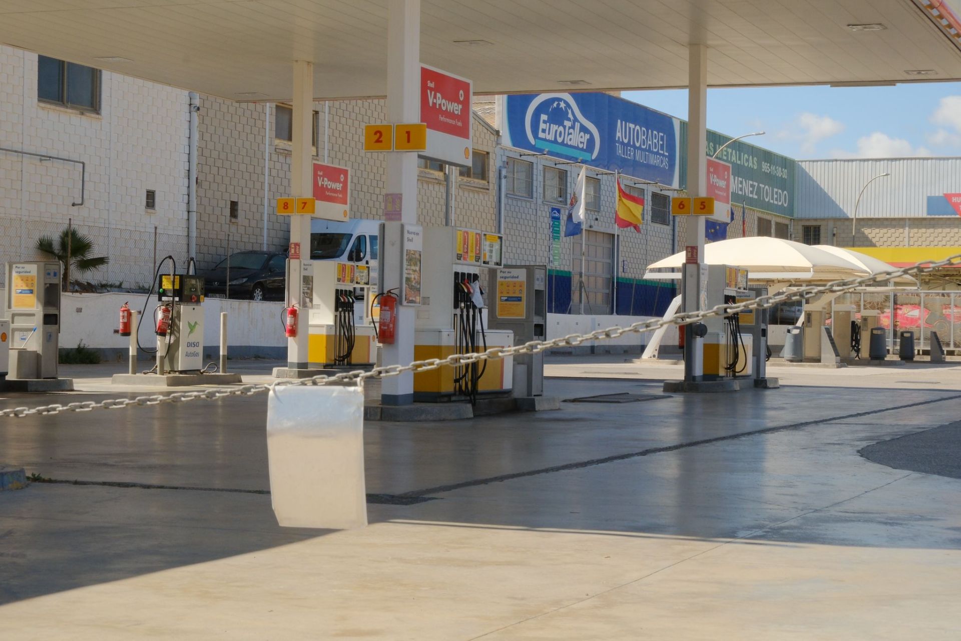 Colas en gasolineras, terrazas llenas y supermercados vacíos: las insólitas imágenes que deja el apagón en Alicante
