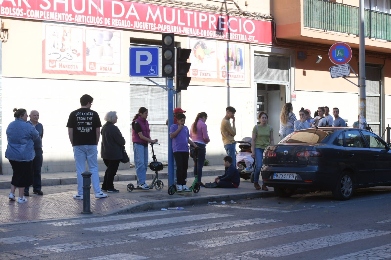 Colas en gasolineras, terrazas llenas y supermercados vacíos: las insólitas imágenes que deja el apagón en Alicante