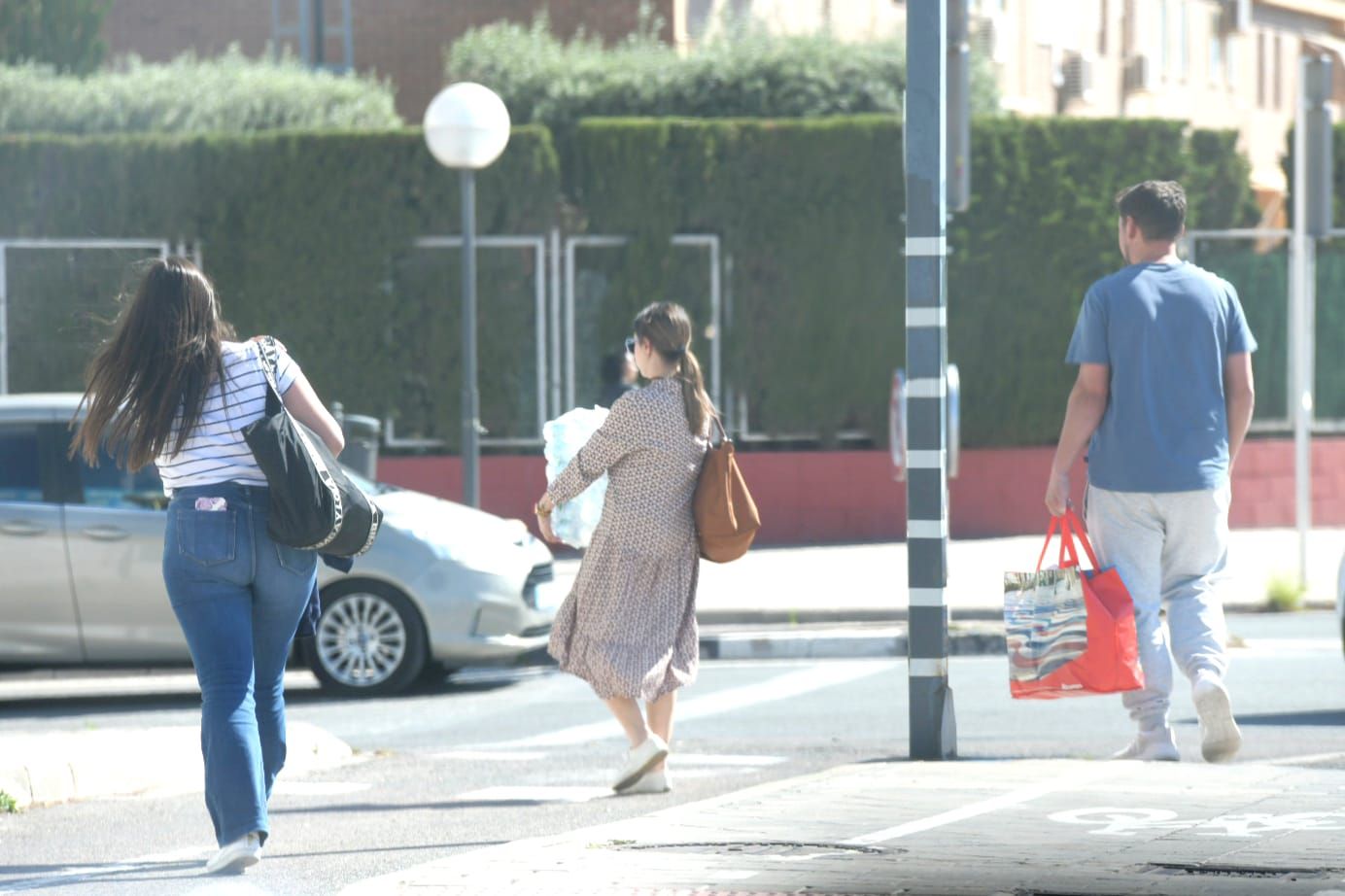 Colas en gasolineras, terrazas llenas y supermercados vacíos: las insólitas imágenes que deja el apagón en Alicante