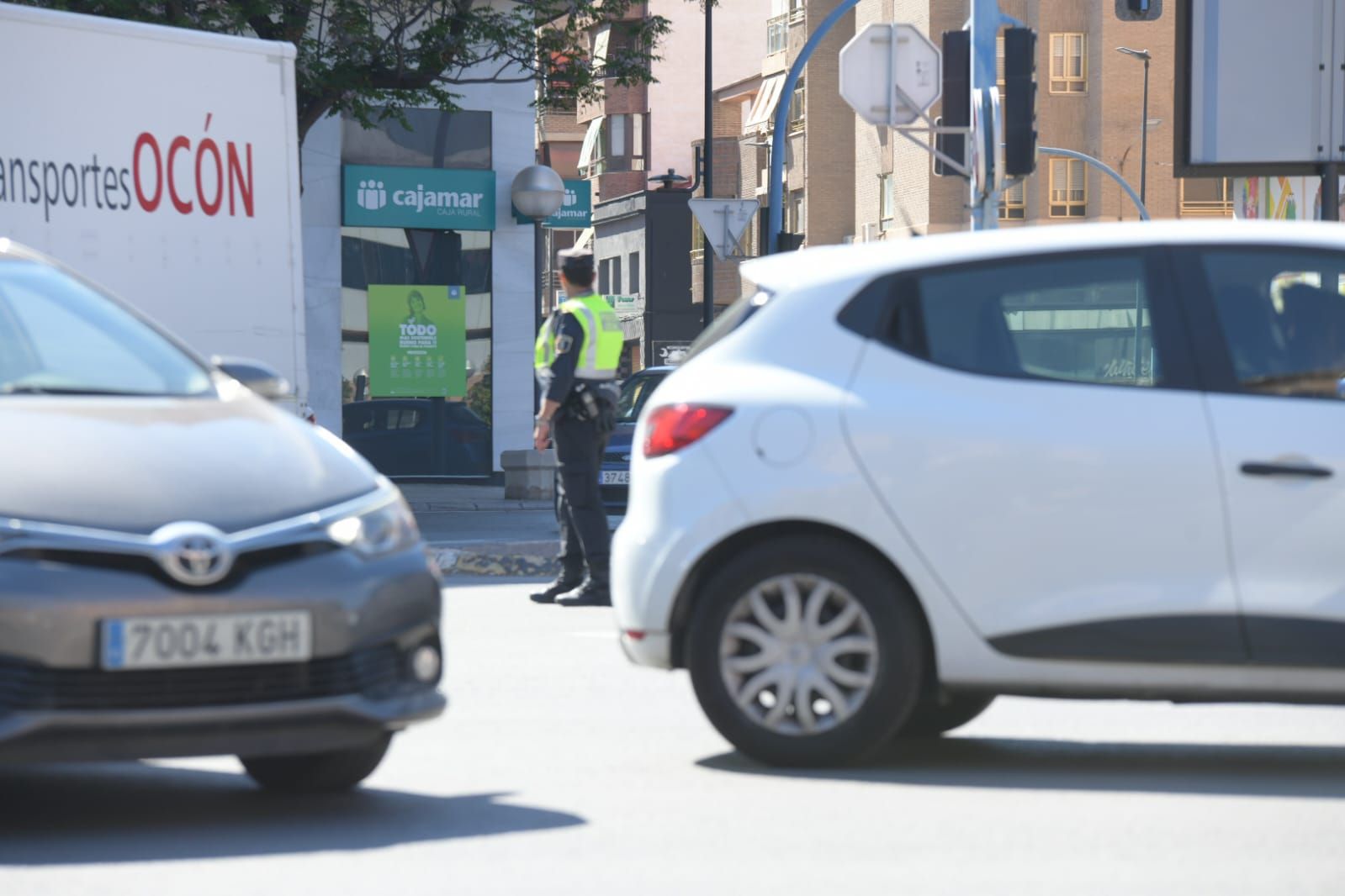 Colas en gasolineras, terrazas llenas y supermercados vacíos: las insólitas imágenes que deja el apagón en Alicante