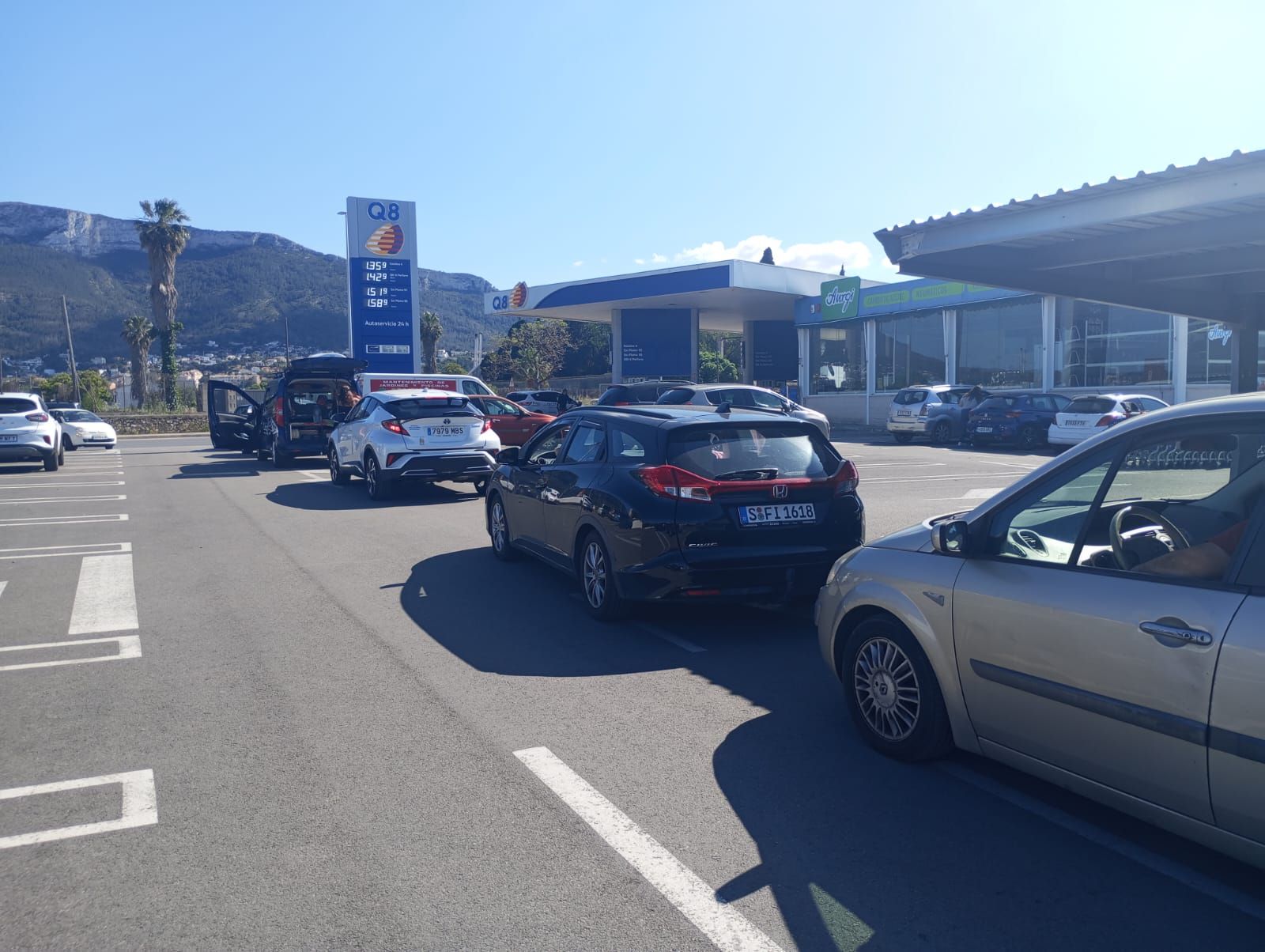 Colas en gasolineras, terrazas llenas y supermercados vacíos: las insólitas imágenes que deja el apagón en Alicante