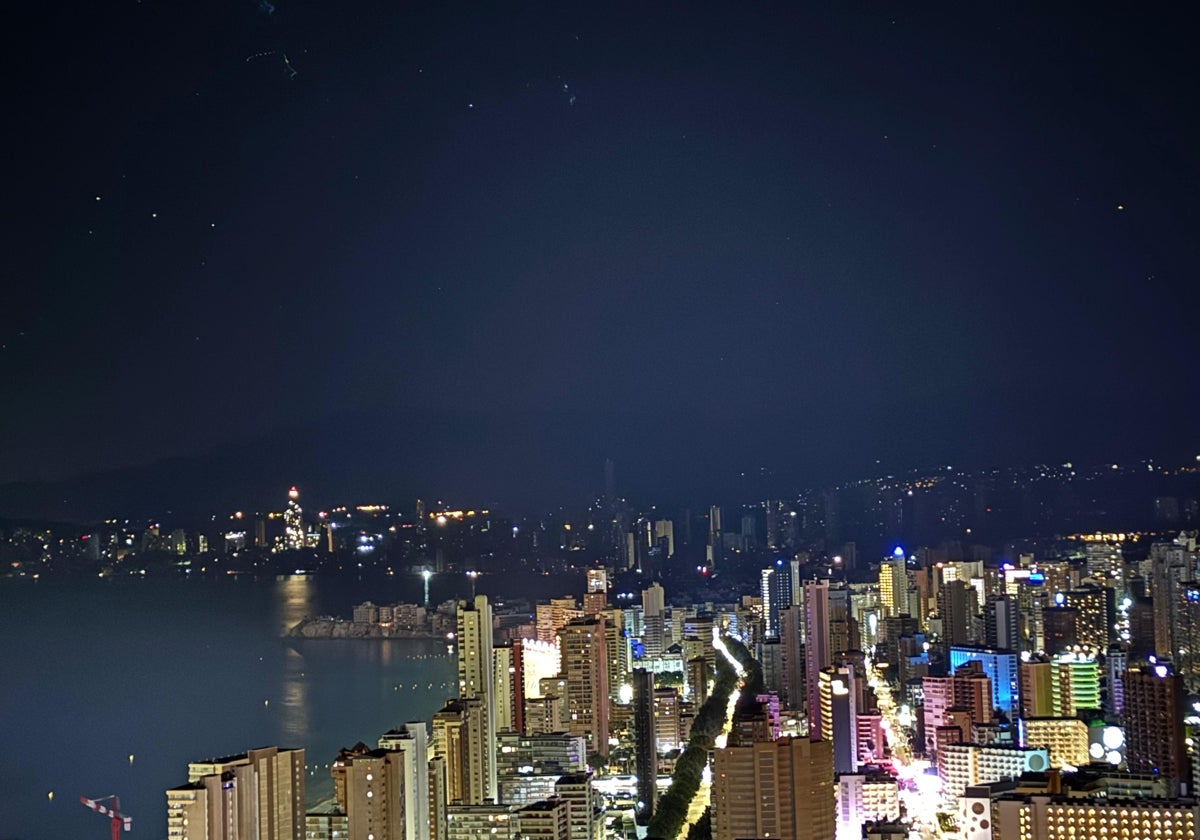 Imagen de Benidorm con Levante ya iluminado y Poniente sin suministro
