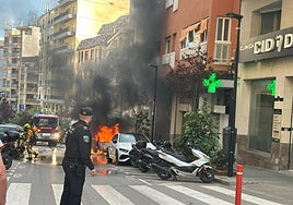 Imagen del vehículo municipal en llamas.