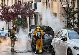 Los bomberos apagan las llamas que han devorado un coche eléctrico del Ayuntamiento de Calp.