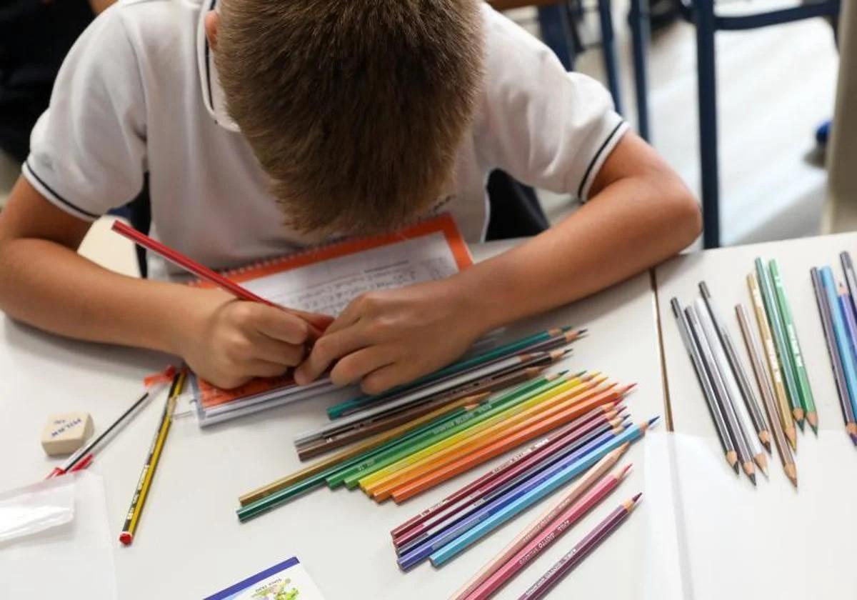 Imagen principal - Alicante Schools Resume Classes This Wednesday After Blackout