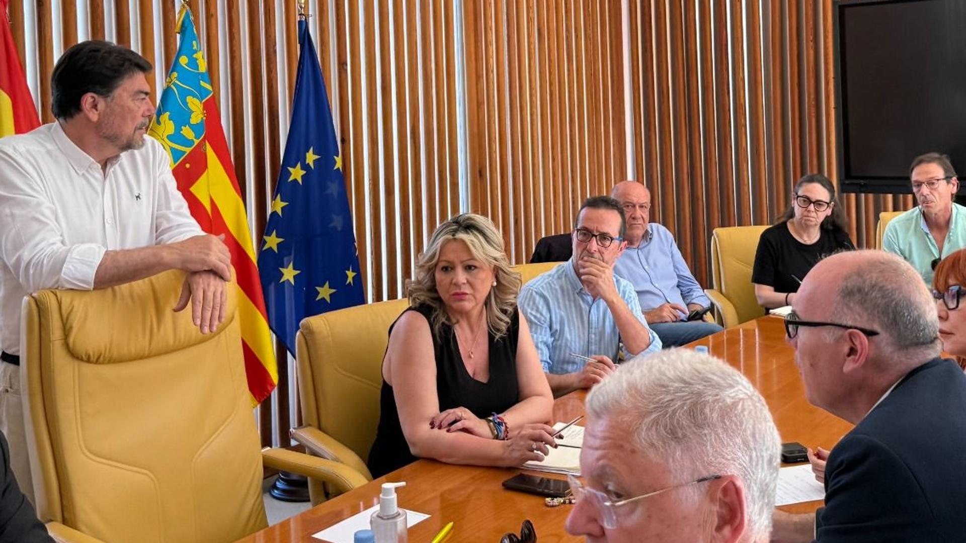 Imagen principal - Historic Blackout: Alicante Survives a Day of Nightmare