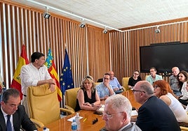 El alcalde de Alicante, Luis Barcala, preside la Junta de Seguridad Municipal extraordinaria celebrada este lunes.