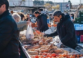 Puesto de verduras en el mercadillo de Teulada 'José Manuel Gosálbez', en imagen de archivo.