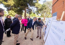 Visita del conseller de Educación y del presidente de la Diputación a las obras del centro.