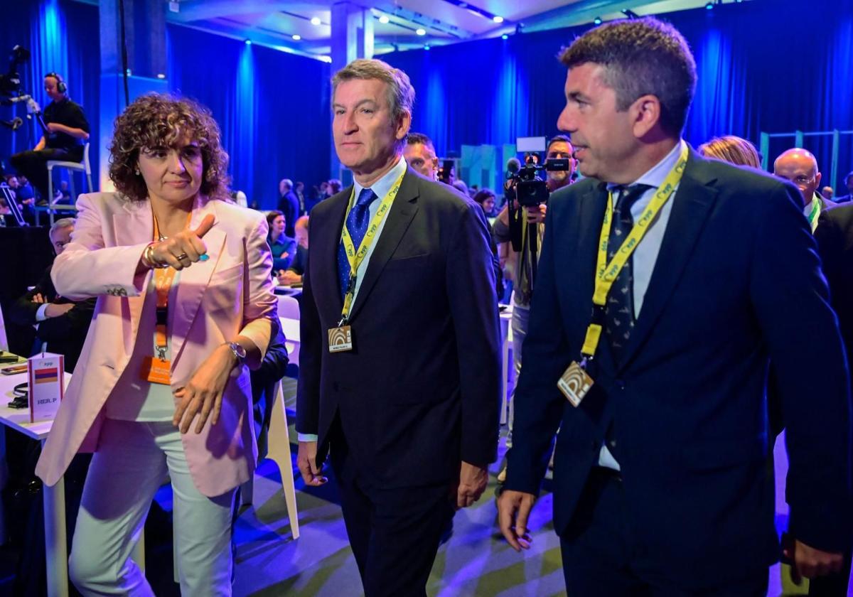 Dolors Monserrat, Alberto Núñez Feijóo y Carlos Mazón, en el congreso del PP Europeo en Valencia.