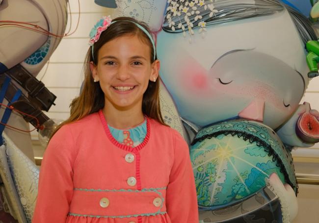 Martina Lloret junto a un ninot indultat de su foguera, Sèneca-Autobusos.
