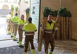 Los operarios de limpieza trasladan las cañas al Ayuntamiento.