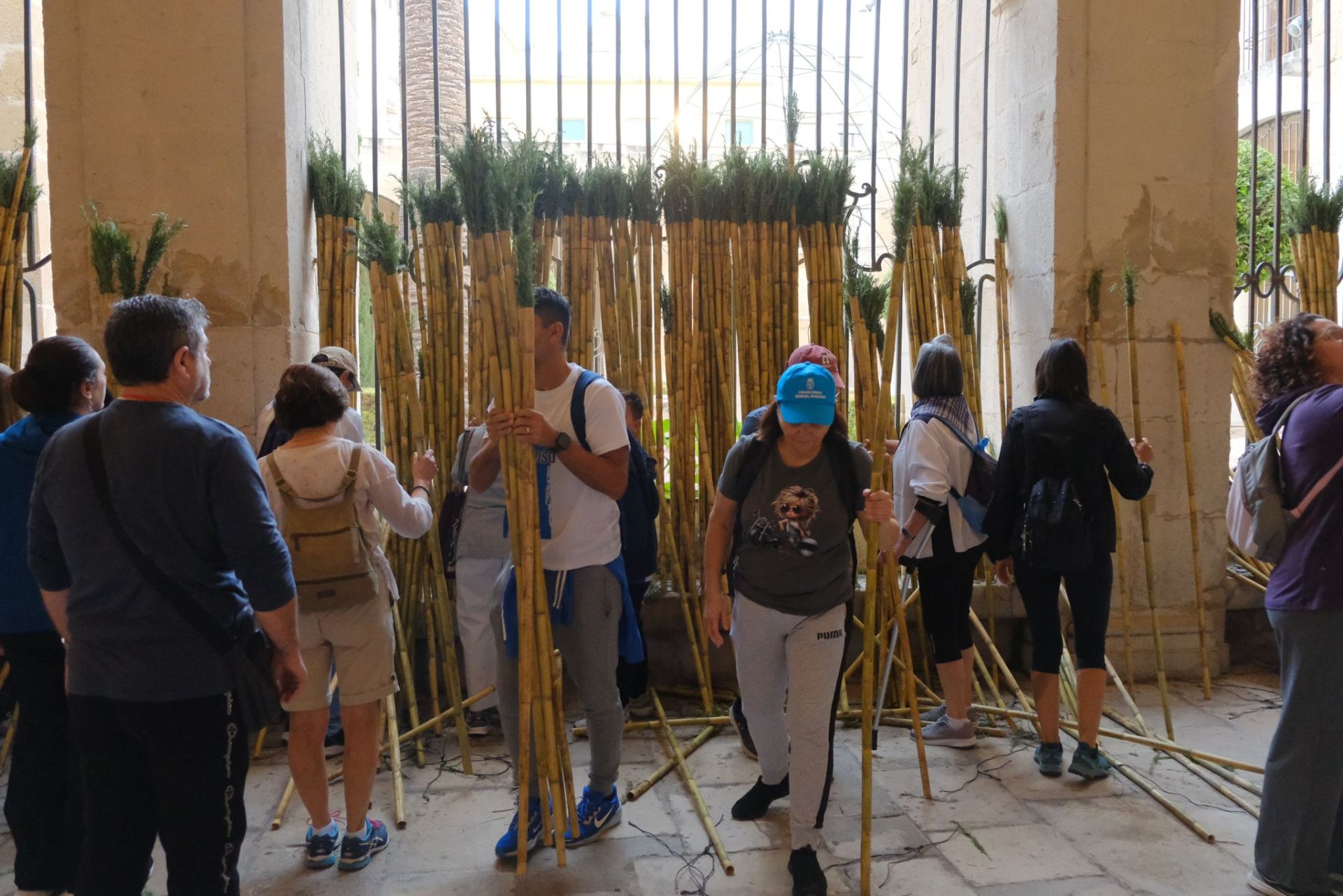 Búscate en las imágenes de la romería de la Santa Faz 2025