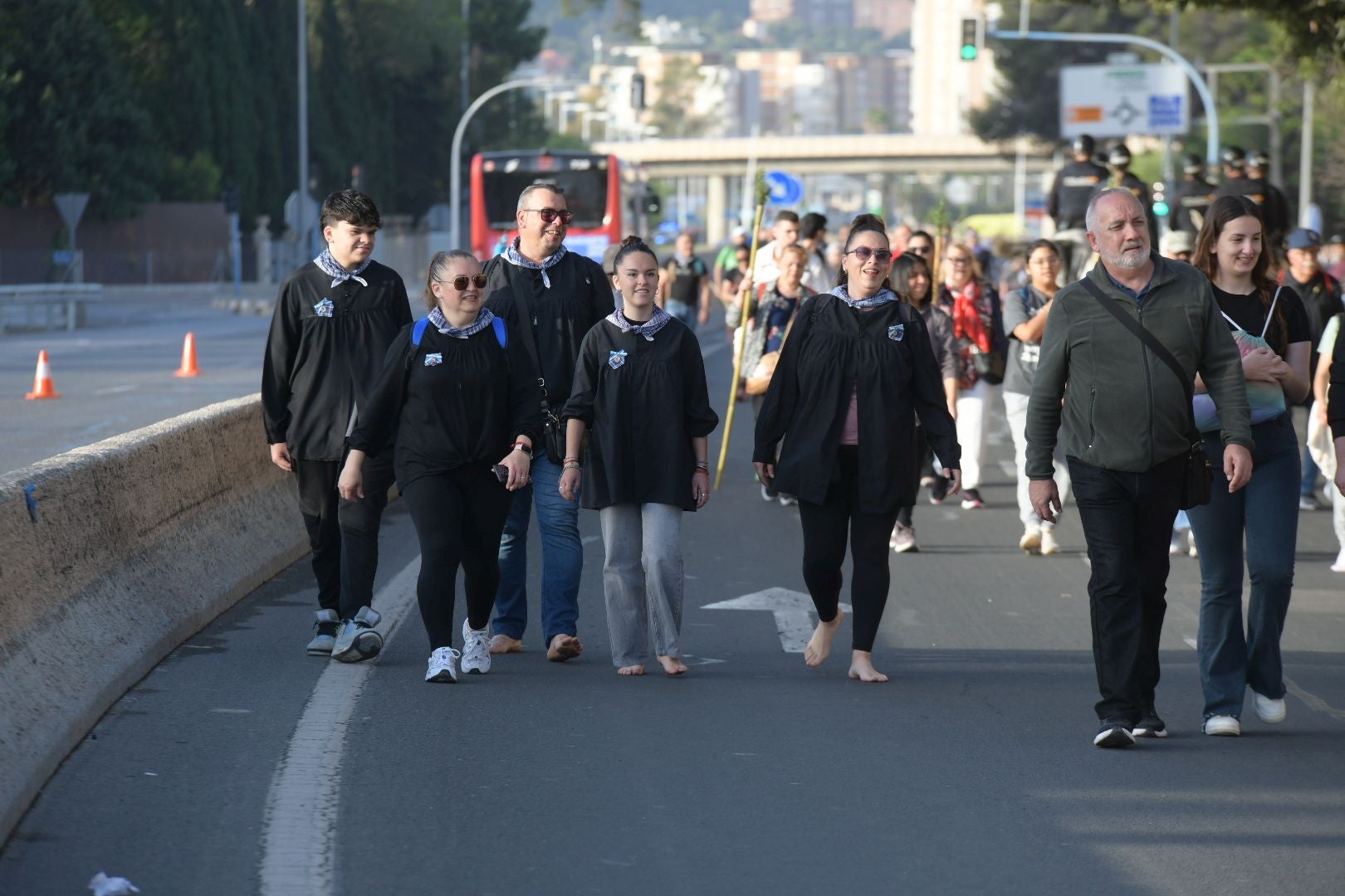 Búscate en las imágenes de la romería de la Santa Faz 2025
