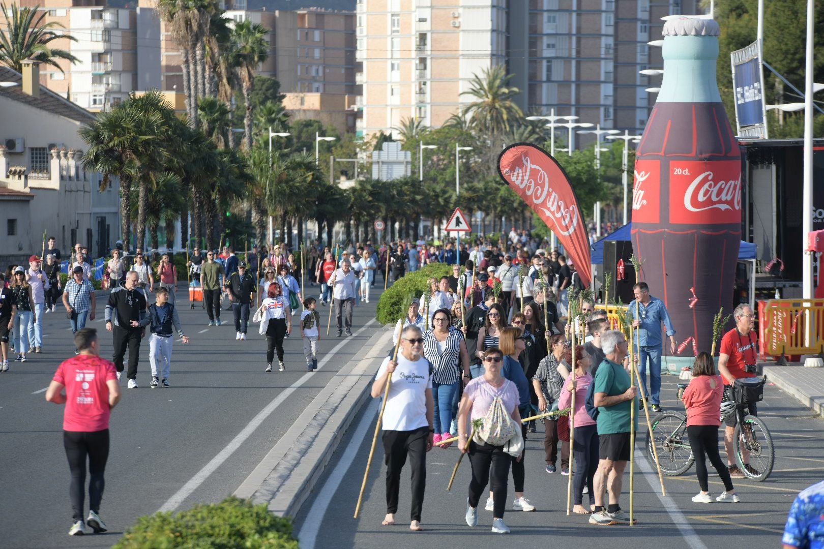 Búscate en las imágenes de la romería de la Santa Faz 2025