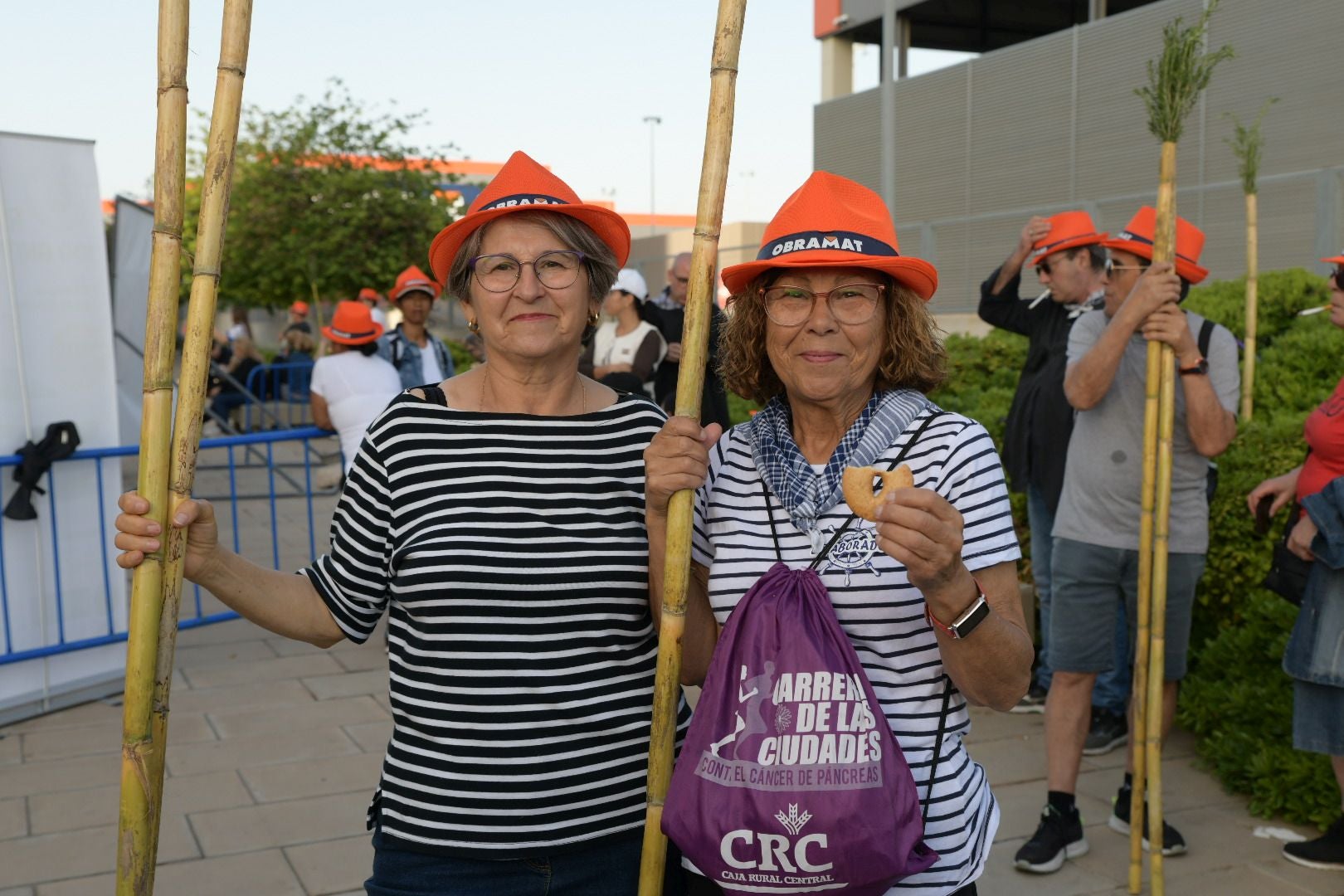 Búscate en las imágenes de la romería de la Santa Faz 2025